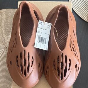 adidas YZY Foam RNR Kids Sandals in Rust Brown